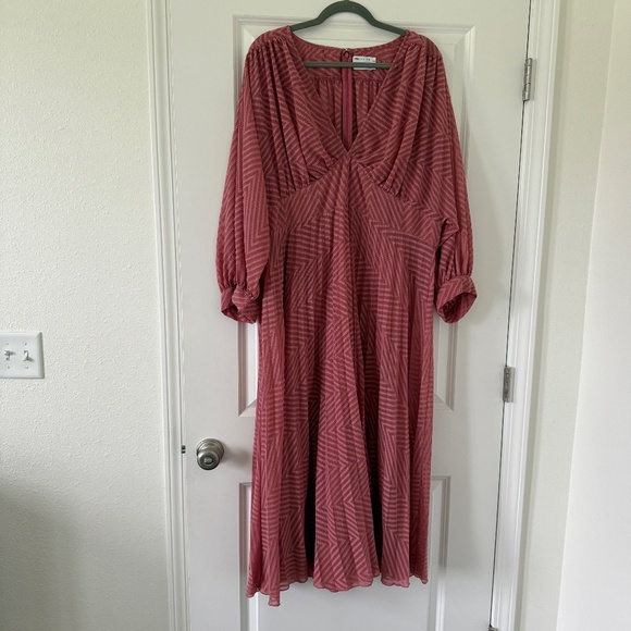 ASOS DESIGN pleated batwing midi dress in chevron texture in dusky pink - Picture 3 of 4